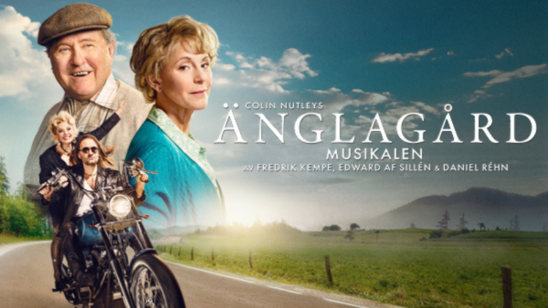 Änglagård levande friluftsteater i svensk landsbygd, bland gröna hagar och träd. Motorcykel och musikal