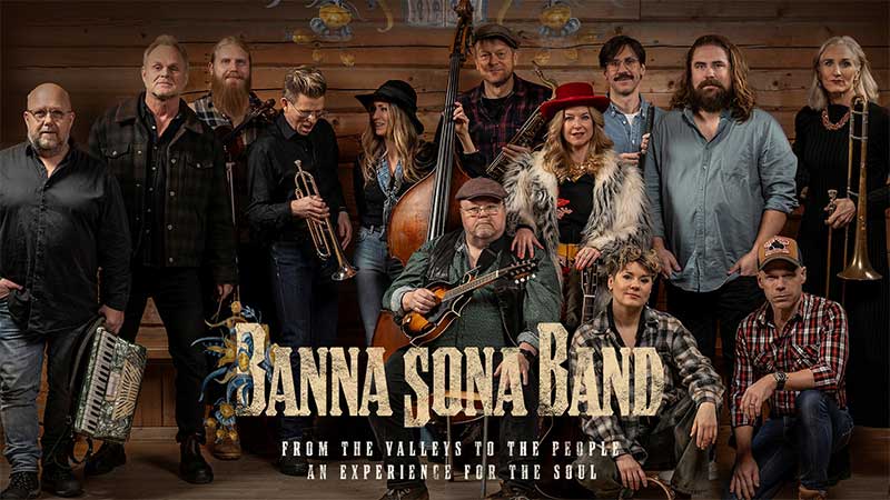 Banna Sonna Band med Kalle Moraeus och Frida Öhrn i live konsert.
