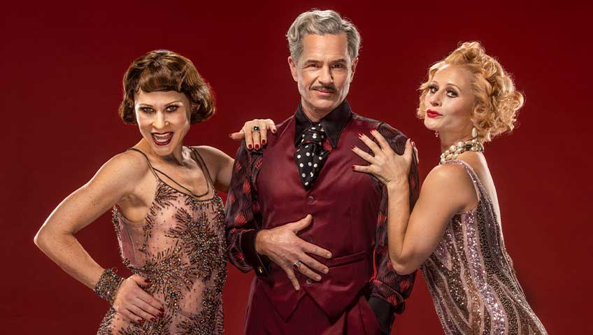 Peter J�back, Hanna Lindblad och Ellen Lindblad i musikalen Chicago p� Oscarsteatern � en glittrande upps�ttning fylld av jazz, glamour och ikoniska shownummer