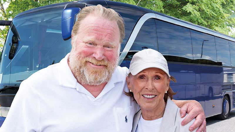 En bussresa till Helsingborg och Fredriksdals Friluftsteater d�r Claes Malmberg och Eva Rydberg spelar fars.