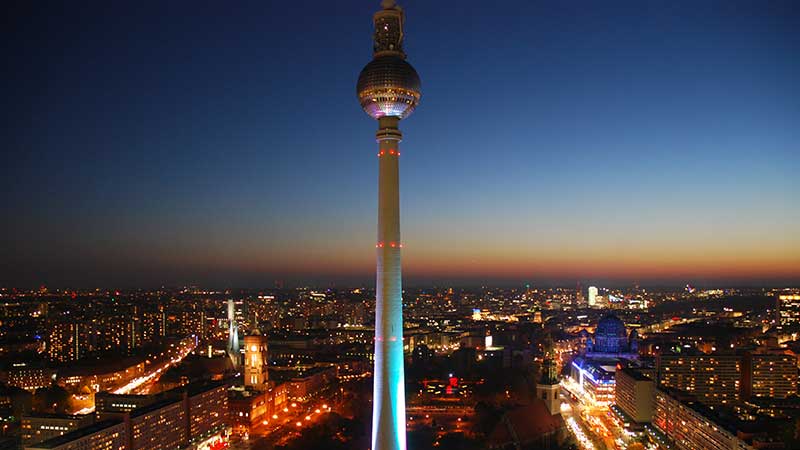 Berlin TV tornet p� alexanderplatz i skymningen. Ser man under en Berlin resa.
