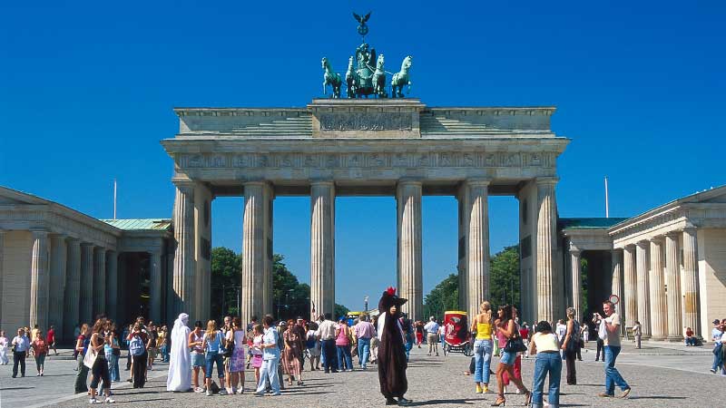 Brandenburger Tor och gaumusikanter ser man p� en resa till Berlin med Tj�rnarpsbuss.