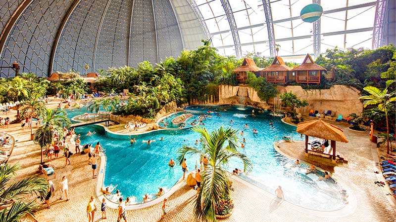 upplev tropisk vrme, strand och bad p Tropical Island. Hr finns rutchkanor, bubbelpooler avkoppling och lek allt i en gigantisk sfrisk byggnad sder om Berlin. 