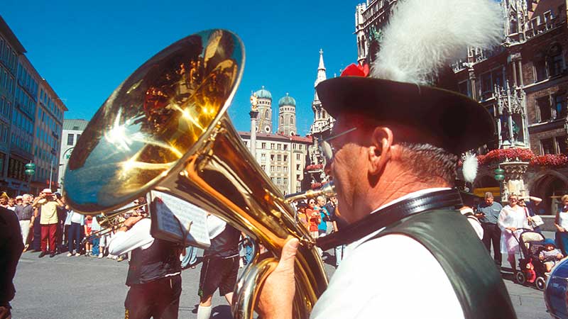 Vi ser karnevalstget genom Bremen nr vi besker Bremer Freimarkt eller okktoberfesten som vi kallar den.