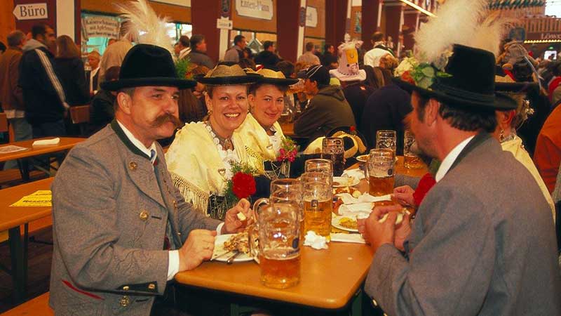 P oktoberfesten serveras kyckling, korvar, kringlor och l i mngder och allt avnjutes till medryckande musik.