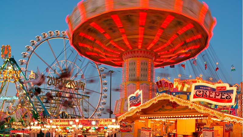 Tivolit med pariserhjul och slnggunga p Bremer Freimarkt under oktoberfesten.
