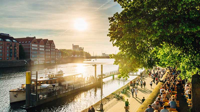 Hamnen i Bremen med kanalbåtar och trevliga promenadstråk och uteserveringar