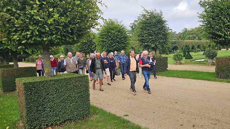 Tjrnarpsbuss grupp i Hundisburg slottspark  barocktrdgrd och historisk milj i Tyskland