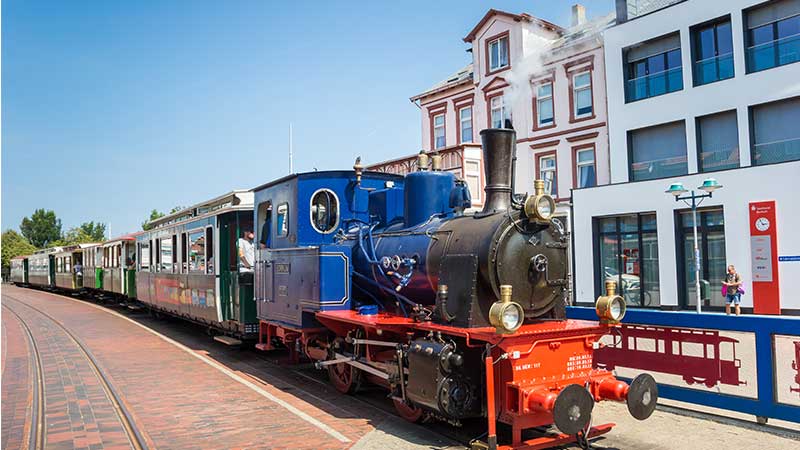 Borkumer Kleinbahn smalsprsbana med historiskt nglok, en klassisk inselbahn vid Nordsee som ofta nmns tillsammans med Langeoog
