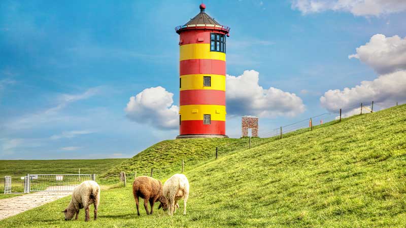 Gul‑rd Pilsumer Leuchtturm  ikonisk fyr i UNESCO skyddat Waddenhavsomrde