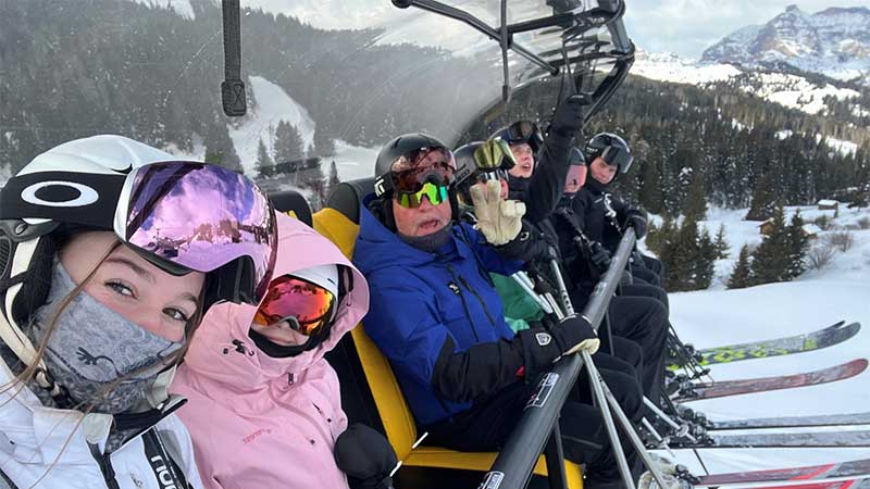 Skidlift i Dolomiterna 8 personer i uppvärmnda sköna säten på väg upp i de härliga pisterna i Dolomiti superski