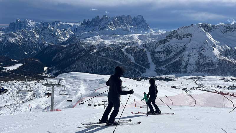 Morgon i backarna i Dolomiti Superski Italien med fantastisk skidåkning.