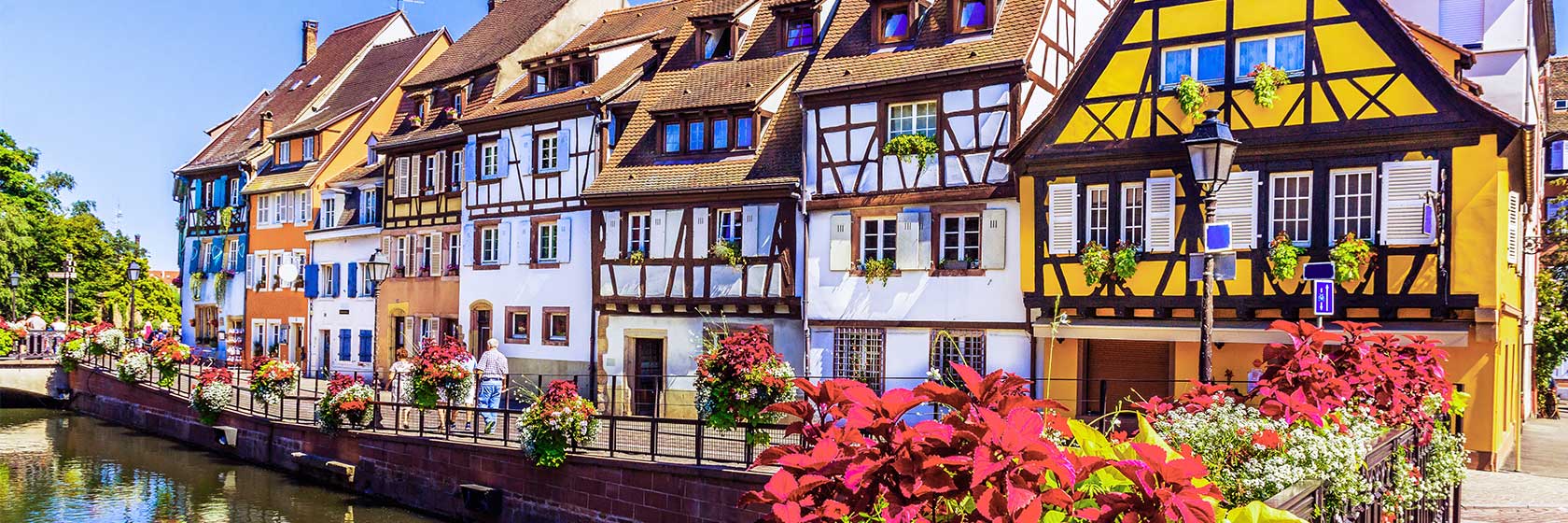 Kanaltur frbi det de vackra korsvirkeshusen i det historiska Colmar under vinresa till Alsace.
