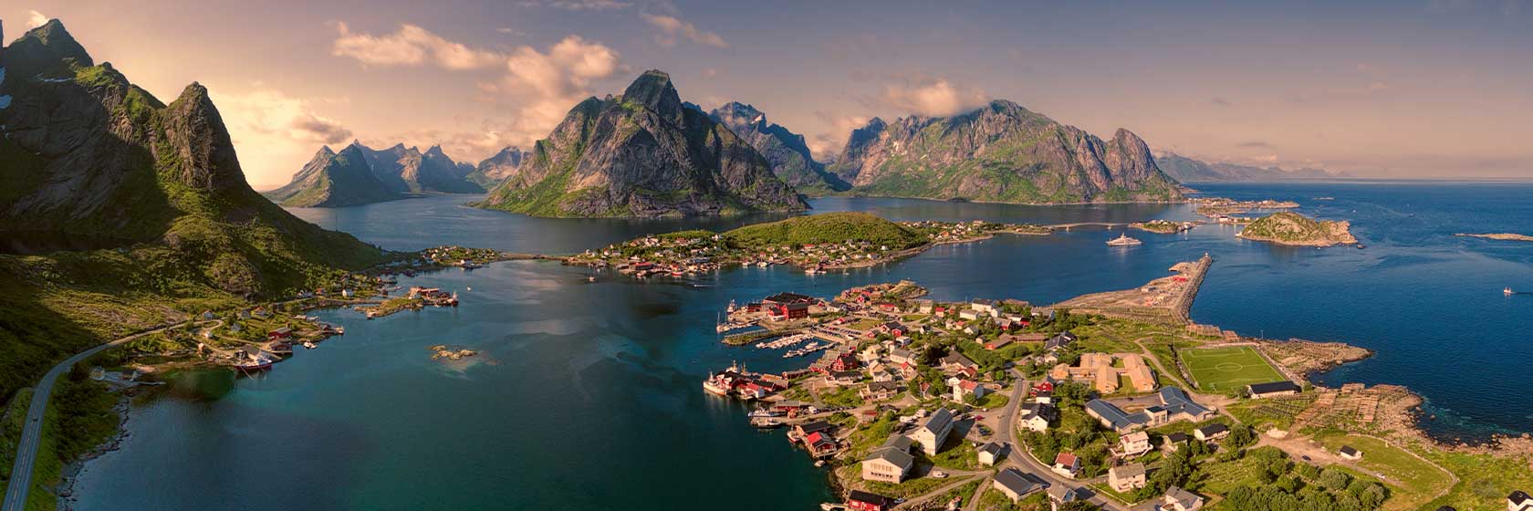 Tromsö bor vi i på Lofotenresa och gör en båttur i den vackra norska skärgården. med Hurtigruten eller Havila