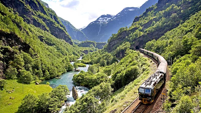 Flåmbanan genom det mäktiga Norska landskapet med fjäll och fjordar.