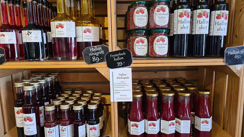Lokalproducerade varor sylt, saft och marmelader säljes.